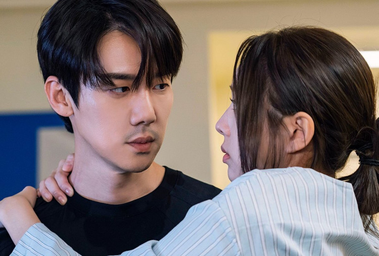 When the Phone Rings Episode 7 Makin Romantis, Yoo Yeon Seok Rawat Chae Soo Bin Usai Kecelakaan