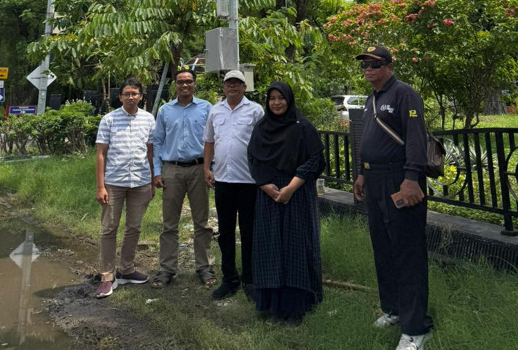 Atasi Daerah Rawan, PENS Hadirkan PJU Tenaga Surya Lengkap CCTV di Surabaya