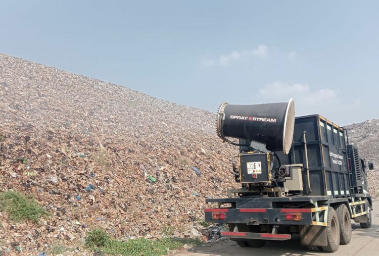 Cegah Kebakaran Musim Kemarau, Gunungan Sampah Bantargebang Disemprot Air Berkala 