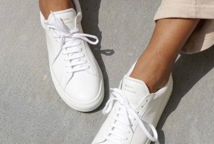 10 Cara Praktis Membersihkan Sepatu Putih dari Noda dan Kekuningan