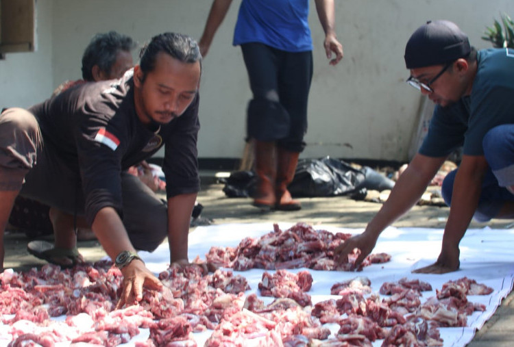 Jurnalis BMC Tangerang Tebar Kepedulian, Bagikan Daging Kurban untuk Warga hingga Pekerja Jalanan