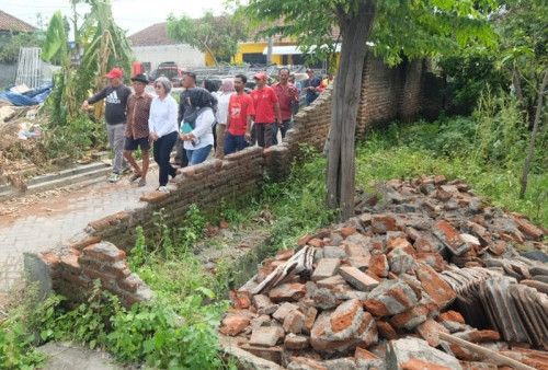 Kunjungi Bencana Puting Beliung di Prambon, Indah Kurnia Ikut Prihatin