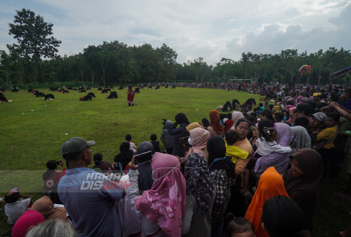 Sebanyak 32 penari barong dari 18 sanggar kesenian Barongan di Blora menghibur warga desa Ngawen di lapangan Gondang, Ngawen, Blora Jawa Tengah, Selasa (3/5). Didalam pertunjukan seni Barong tersebut tercermin sifat-sifat kerakyatan masyarakat Blora, seperti sifat, spontanitas, kekeluargaan, kesederhanaan, kasar, keras, kompak, dan keberanian yang dilandasi kebenaran. Foto: Julian Romadhon