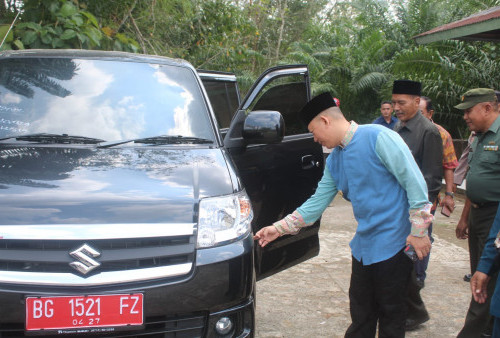  Teddy Serahkan Hibah Mobil Operasional ke Ponpes Lukmanul Hakim
