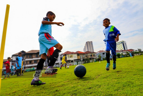 Para murid SSB Mulyorejo berlatih Ball Positioning di Lapangan Mulyorejo, Surabaya, Jawa Timur. Minggu (5/3/2023). Para murid itu melakukan gerakan ball positioning yang sempurna ala pemain Timnas. (Foto: Moch Sahirol Layeli)