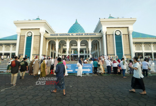 Umat Muslim berdatangan untuk melakukan Shalat Idulfitri di Masjid Al-Akbar, Surabaya, Jawa Timur, Sabtu (22/4/2023). Pemerintah melalui sidang isbat telah menetapkan bahwa 1 Syawal 1444 H jatuh tepad pada hari Sabtu (22/4/2023). (foto: Moch Sahirol)