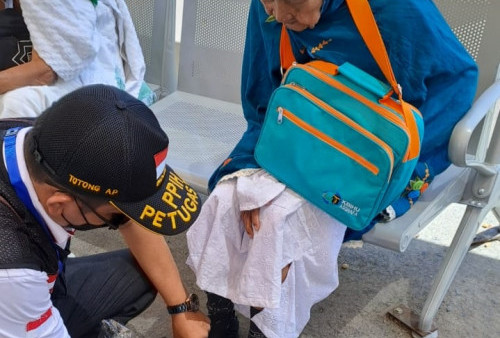 Diintai Bahaya Kaki Melepuh, Tim Penolong Jamaah Haji Bekali Diri dengan 500 Pasang Sandal 