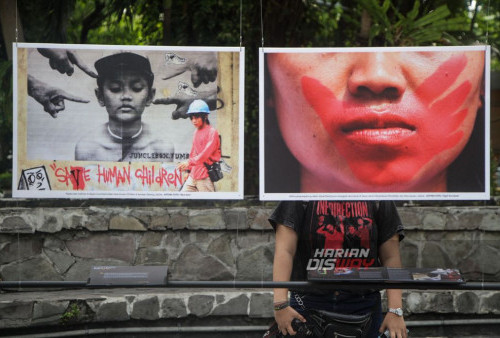 Pengunjung melihat karya foto dari pewarta foto Kantor Berita Antara yang dipamerkan di halaman Taman Bungkul Surabaya Jawa Timur, Rabu 29 November 2023. Pameran fotografi bertajuk 