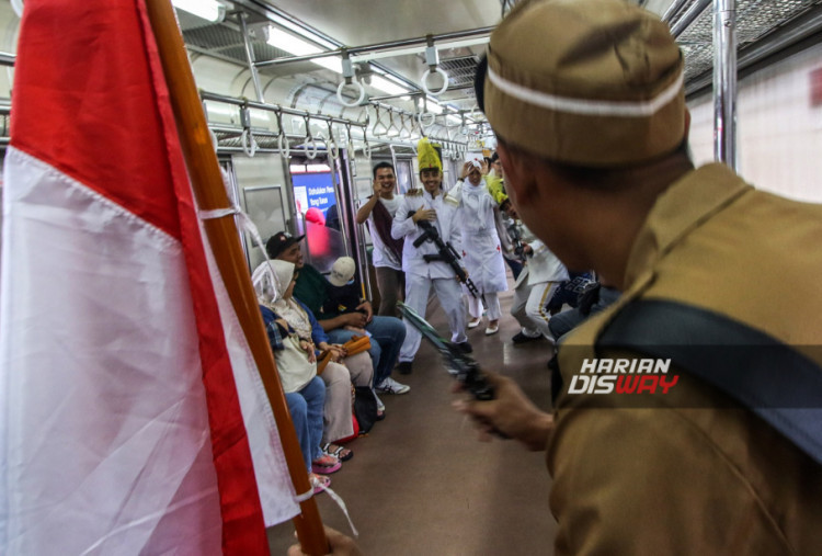 KAI Commuter menampilkan aksi teatrikal Pertempuran 10 November yang menggambarkan perlawanan pejuang, flashmob oleh C-Dance yang menampilkan gerak tari dan koreografi, dan pembacaan puisi oleh para C-Millennials--pegawai KAI Commuter dari kalangan milenial. Selain itu KAI Commuter juga menampilkan para petugas KAI Commuter berpakaian seperti para pejuang angkatan 45.
