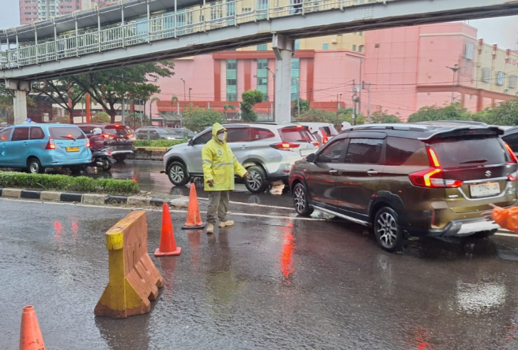 Titik Lokasi Banjir Jakarta Pagi Ini: Rekayasa Lalin di Jalan Letjen Suprapto Imbas Genangan
