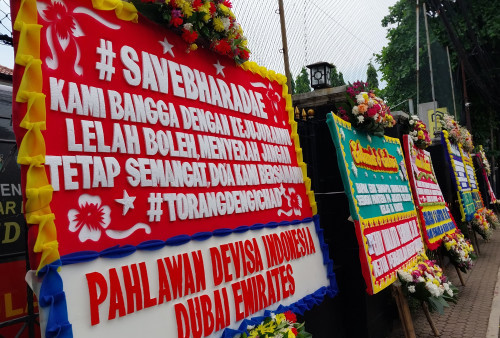 Karangan Bunga Dukungan Untuk Bharada E Kembali Penuhi Area PN Jakarta Selatan