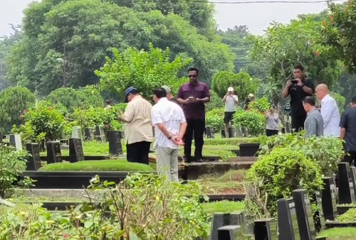 Kala Prabowo Ziarah ke Makam Orangtua di Tanah Kusir, Mendoakan-Taburi Bunga