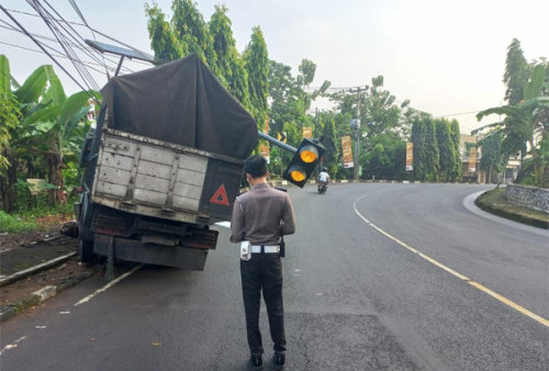 Truk berpelat nomor Z 8247 WS menabrak tiang warning light di Jalan Brigjen M Isa Kota Banjar, Rabu (15/6/2022) sekitar pukul 06.30 WIB.