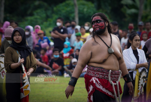 Penari yang memperagakan Warok (sebutan lelaki yang punya sifat kesatria, berbudi pekerti luhur, dan memiliki wibawa tinggi di kalangan masyarakat) dari Sanggar Kesenian Barongan Empu Supo, menari layaknya Warok saat menghibur warga desa Ngawen di lapangan Gondang, Ngawen, Blora Jawa Tengah, Selasa (3/5). Penari barong, Warok dan penari Jatil dari 18 Sanggar Kesenian Barongan khas Blora menunjukan aksinya dalam menyambut datangnya bulan Syawal. Foto: Julian Romadhon
