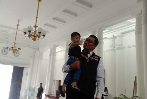 Hari Pertama di Gedung Sate, Ridwan Kamil Gendong Arkana, Langsung Pimpin Rapat