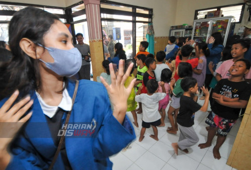 Penguat Literasi, Mahasiswa Universitas Petra Belajar Kreatif Bareng Anak-anak Dolly