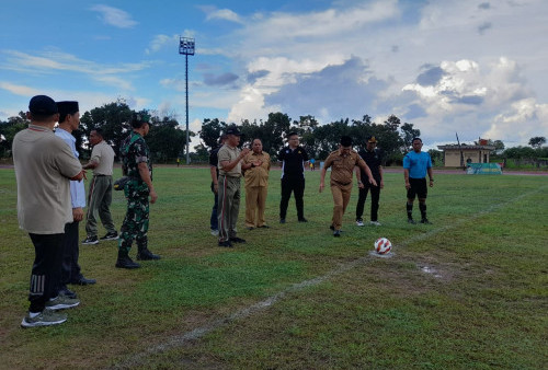 Diguyur Hujan, Anak Pesantren Bateng Tetap Gocek Bola Rebutkan Piala Kasad Liga Santri 2022