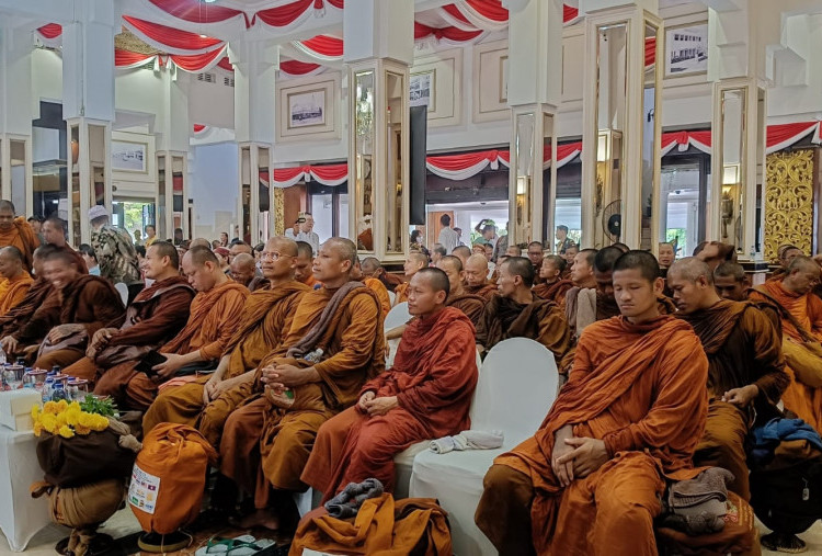 Rasa Lelah dan Kaki Lecet Para Biksu Walk for Peace Terbayar Sambutan Hangat Warga Surabaya 