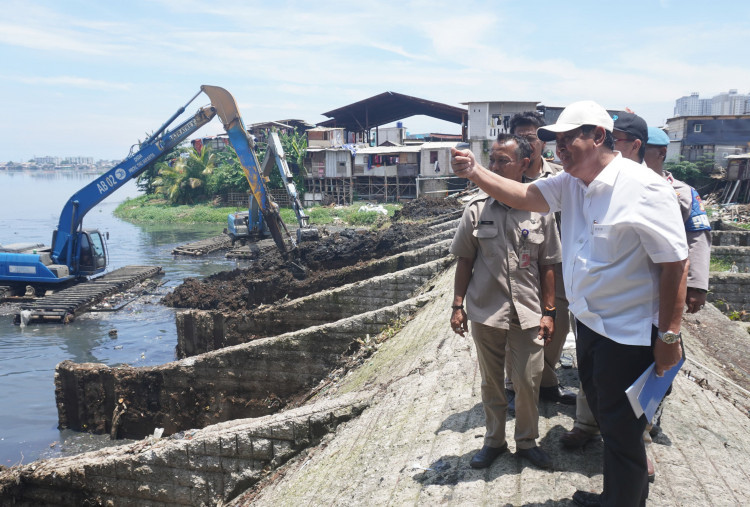 Keruk Lumpur Waduk Pluit, SDA Jakut Terjunkan Excavator hingga Tongkang