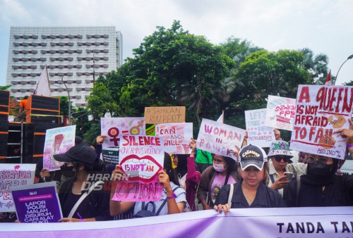 Massa membawa Poster dengan tulisan sejumlah tuntutannya melakukan aksi damai di depan Gedung Negara Grahadi Surabaya, Jawa Timur, Rabu (8/3/2023). Dalam aksinya di Hari Perempuan Internasional ini mereka mengusung tema 