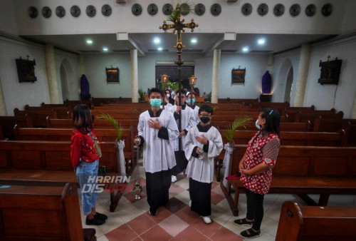 Misdinar memasuki Gereja Katolik Kelahiran Santa Prawan Maria, Surabaya, Jawa Timur, Minggu (2/4/2023) saat digelarnya perayaan Ibadah Misa Minggu Palma. Perayaan tersebut adalah rangkaian paskah untuk mengenang peristiwa masuknya Yesus ke kota suci Yerusalem dengan disambut lambaian daun palma sebelum wafat disalib. (foto: Julian Romadhon)