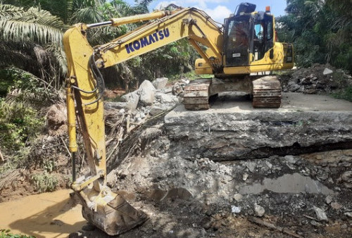 Perbaikan Jalan Amblas, Kendaraan Dialihkan Lewat Lubuk Batang-Palembang