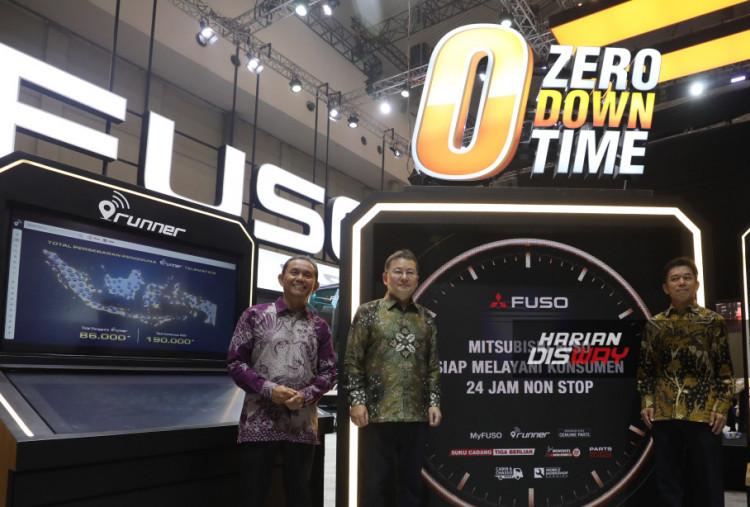 President Director PT Krama Yudha Tiga Berlian Motors Daisuke Okamoto (tengah) bersama Sales & Marketing Director Aji Jaya (kiri) dan Sales & Marketing Director Yosuke Odake berfoto di sela peluncuran Canter Extra Long Bus pada ajang Gaikindo Indonesia International Auto Show (GIIAS) 2026 di Indonesia Convention Exhibition (ICE) BSD, Serpong, Kabupaten Tangerang, Banten, Rabu (29/7/2026).