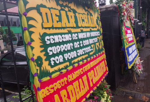 Karangan Bunga Dukungan Bharada E Kembali Warnai Lokasi Sidang Sambo 