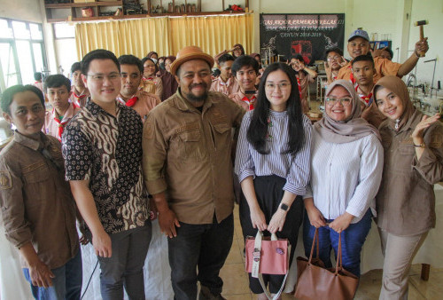 Produsen Sepatu Kulit Surabaya Jim Joker Percayakan Pengerjaan Produknya pada Siswa Kriya Kulit SMKN 12 Surabaya