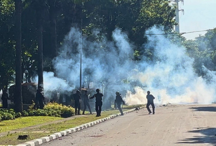 Situasi Terkini Mako Brimob Kwitang Masih Mencekam, Massa Aksi Balas Gas Air Mata dengan Petasan