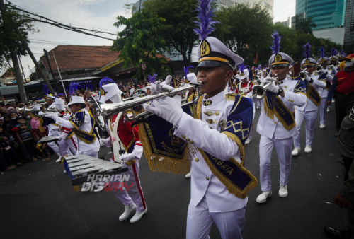 Peserta melintas saat berlangsungnya Surabaya Vaganza di Surabaya, Jawa Timur, Sabtu 28 Mei 2022. Ribuan warga memadati kawasan tersebut lantaran Pemerintah Kota (Pemkot) Surabaya kembali menggelar kegiatan untuk menyambut Hari Jadi ke-729 Kota Surabaya, yang sempat ditiadakan karena pandemi COVID-19. Foto: Julian Romadhon

 
