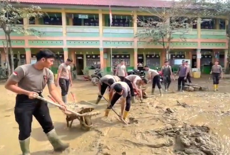 Pascabanjir Aceh Tamiang, Polri Gotong Royong Bersihkan SD Negeri 1 Karang Baru