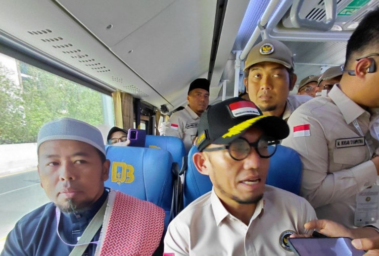 Wamenhaj Dahnil Jajal Naik Bus Shalawat dari Hotel Terjauh, Hanya 15-20 Menit