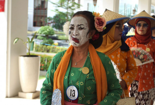 Iwapi Gelar Parade Gaya Berkebaya di Alun-alun Surabaya