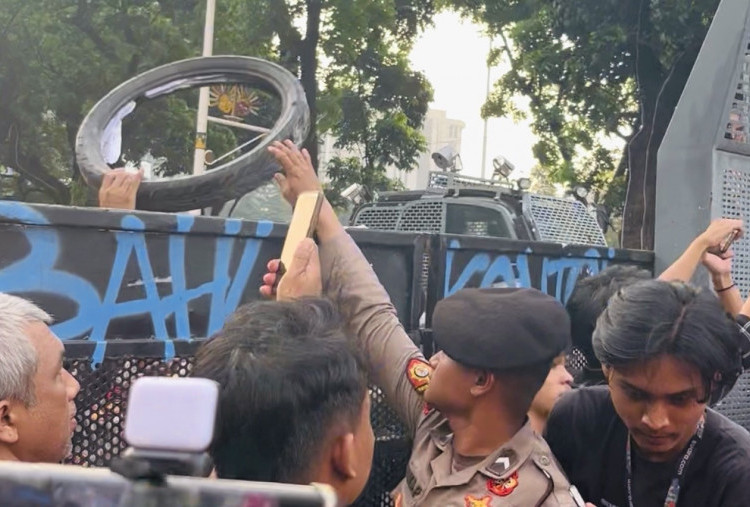 Dilarang Bakar, Mahasiswa UBK Tegang saat Polisi Rampas Ban! 