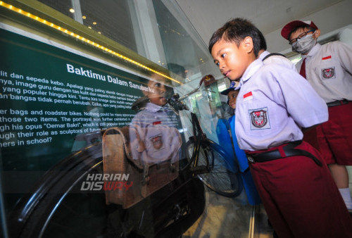 Hardiknas, Pelajar Kunjungi Museum Pendidikan Surabaya