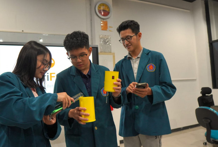 Mahasiswa Teknik Elektro Ubaya Ciptakan VeriFuel, Alat Uji Kemurnian BBM Berbasis IoT
