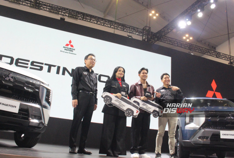 (Ki-ka): Atsushi Kurita, President Director PT MMKSI; Shabrina Leanor, Pemenang Indonesian Idol Season XIII; Fajar Noor, Runner-up Indonesian Idol Season XIII; Kazuto Azuma, Director in Charge of Branding Project MMKSI.
