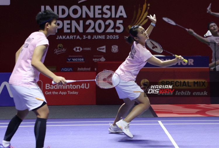 Pebulutangkis ganda putri Indonesia Siti Fadia Silva Ramadhanti dan Lanny Tria Mayasari saat tampil pada babak 32 besar Indonesia Open 2025 di Istora Senayan, Jakarta, Rabu (4/6/2025). Siti Fadia Silva Ramadhanti dan Lanny Tria Mayasari melaju ke babak 16 besar usai mengalahkan pasangan ganda putri Malaysia Go Pei Kee/Teoh Mei Xing dengan skor 21-19, 16-21,19-21. HARITSAH ALMUDATSIR/HARIAN DISWAY

