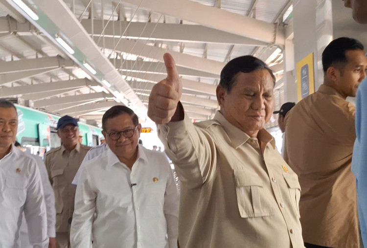 Prabowo Jajal LRT Kelapa Gading-Manggarai, Acungkan Jempol