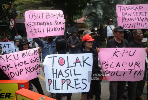 Puluhan aktifis yang tergabung dalam Arek Suroboyo Menggugat berunjuk rasa di depan Kebun Binatang Surabaya (KBS), Jawa Timur, Sabtu, 17 Februari 2024.

Dalam aksi demo tersebut, mereka menuntut transparansi dan keadilan dalam proses pemilihan umum (Pemilu). Masa aksi ini dipicu oleh kekhawatiran potensi pelanggaran dan manipulasi dalam Pemilu. Aksi demo Pemilu ini mencerminkan kepedulian dan keinginan warga negara untuk memastikan bahwa pemilu berlangsung secara adil dan transparan. (Julian Romadhon/Harian Disway)
