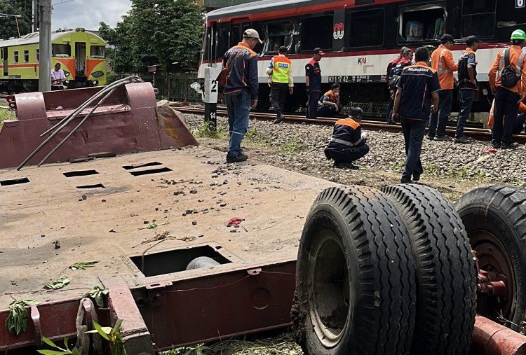 Kereta Api Bandara Temper Truk di Poris, Evakuasi Masih Berlangsung!