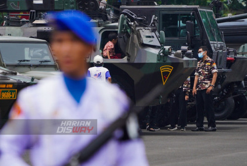 Sejumlah warga mengunjungi kendaraan Alutsista TNI yang dipajang usai upacara HUT TNI di Lapangan Kodam Brawijaya, Surabaya, Jawa Timur, Rabu (5/10/2022). Perayaan HUT TNI ke-77 yang mengusung tema  'TNI Adalah Kita' itu dilakukan Upacara serentak serta alutsista yang dipajang di Lapangan Kodam Brawijaya. 
