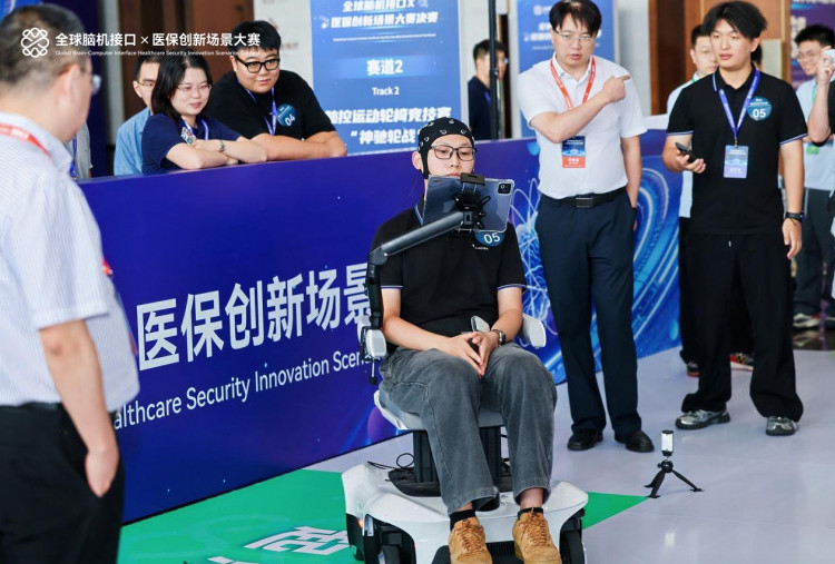 Kendalikan Kursi Roda Lewat Sinyal Otak, AiMOGA Juara Kompetisi Global 2026
