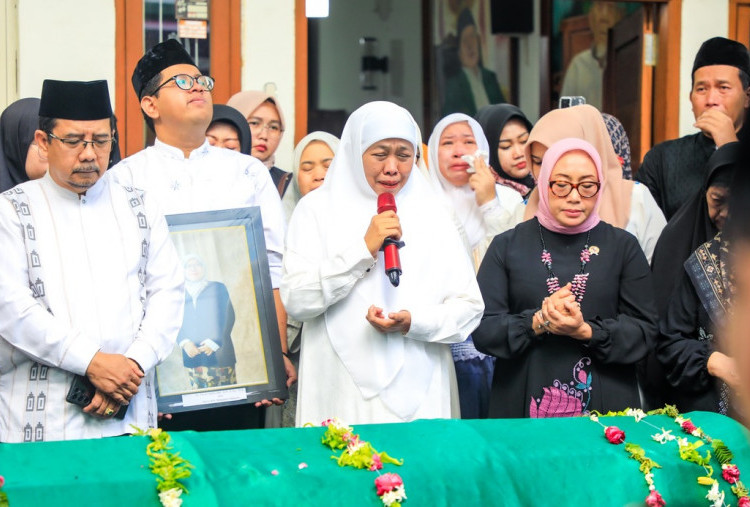 Gubernur Khofifah Lepas Jenazah Kepala Asrama Haji Surabaya, Doakan Jadi Amal Jariyah