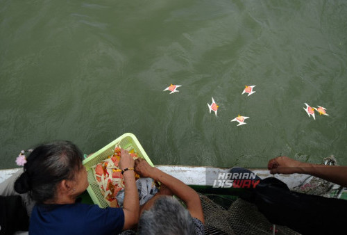 Umat tionghoa mengikuti ritual larung cisuak di pantai kenjeran, Surabaya, Jawa Timur, Minggu, 4 Februari 2024. Persembahyangan dan larung yang digelar sepekan menjelang imlek tersebut sebagai tolak bala memasuki tahun baru Imlek 2575. (Julian Romadhon/Harian Disway)
