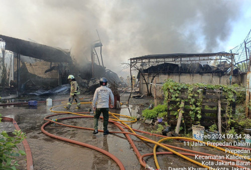 Dua Truk Hangus Terbakar dalam Kebakaran Pabrik Mebel dan Bengkel Las di Kalideres