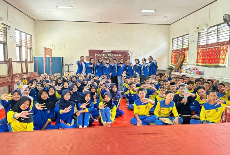 Mahasiswa Farmasi Universitas Esa Unggul Edukasi Remaja tentang Pentingnya Penggunaan Sunscreen