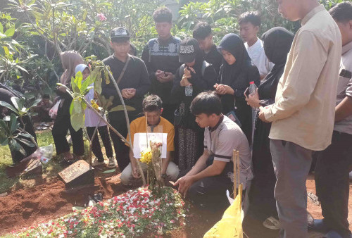 Suasana Haru dan Isak Tangis Warnai Proses Pemakaman Korban Kecelakaan Bus Subang