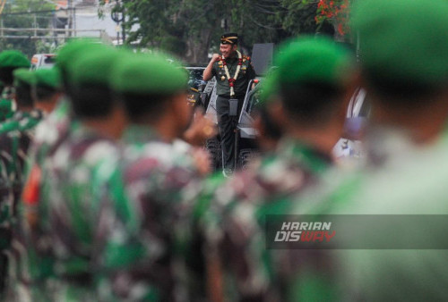 Hal tersebut secara resmi dilantik oleh Kepala Staf Angkatan Darat, Jenderal TNI Maruli Simanjuntak, Selasa, 12 Desember 2023 di Markas Besar Angkatan Darat, Jakarta. Suasana lepas sambut antara Mayjen TNI Farid Makruf dengan Mayjen TNI Rafael itu nampak berjalan dengan penuh khidmat. Penyambutan pedang pora pun turut menghiasi penyambutan Mayjen TNI Rafael sebagai Pangdam Brawijaya. (Julian Romadhon/Harian Disway)